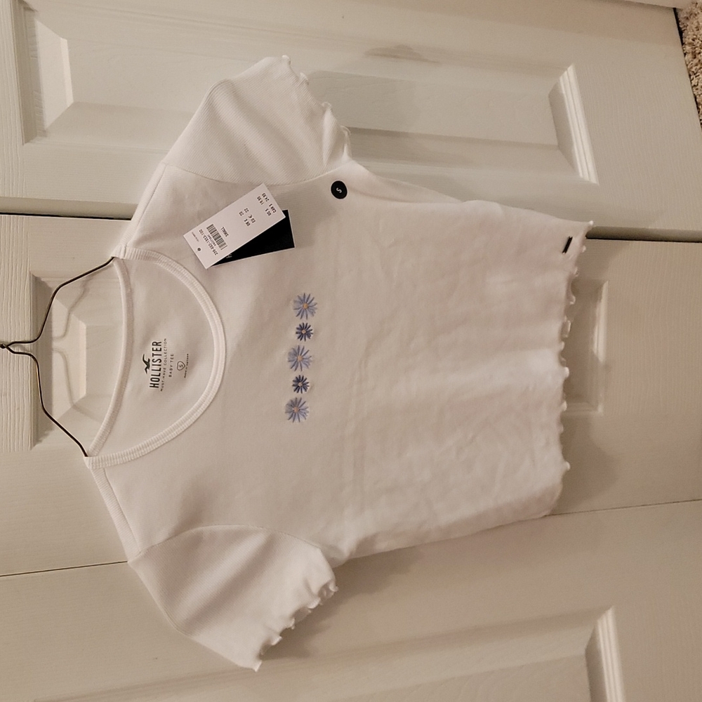 Hollister small flower T-shirt